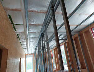 Zateplení stropu dřevostavby pomocí foukané izolace